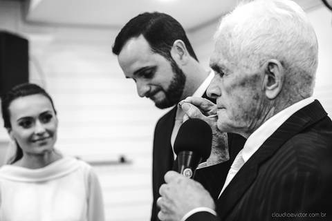 Lindo casamento realizado em petrópolis RJ no distrito de Nogueira por fotógrafos de casamento de vila velha fotógrafos de casamento de vitória espirito santo es com noivo noiva bride and groom , vestido e buquê e fotos de first look'