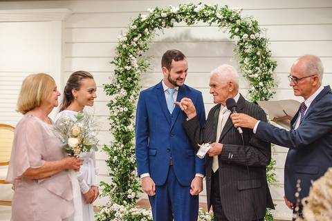 Lindo casamento realizado em petrópolis RJ no distrito de Nogueira por fotógrafos de casamento de vila velha fotógrafos de casamento de vitória espirito santo es com noivo noiva bride and groom , vestido e buquê e fotos de first look'