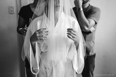 Lindo casamento realizado em petrópolis RJ no distrito de Nogueira por fotógrafos de casamento de vila velha fotógrafos de casamento de vitória espirito santo es com noivo noiva bride and groom , vestido e buquê e fotos de first look'