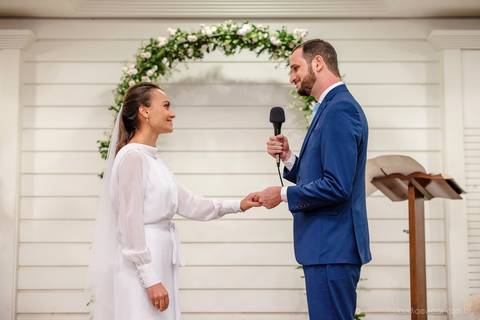 Lindo casamento realizado em petrópolis RJ no distrito de Nogueira por fotógrafos de casamento de vila velha fotógrafos de casamento de vitória espirito santo es com noivo noiva bride and groom , vestido e buquê e fotos de first look'