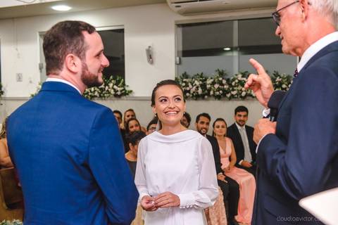 Lindo casamento realizado em petrópolis RJ no distrito de Nogueira por fotógrafos de casamento de vila velha fotógrafos de casamento de vitória espirito santo es com noivo noiva bride and groom , vestido e buquê e fotos de first look'