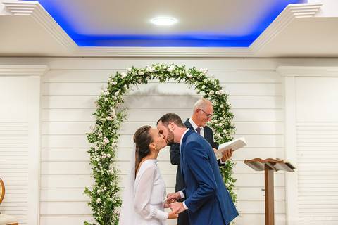 Lindo casamento realizado em petrópolis RJ no distrito de Nogueira por fotógrafos de casamento de vila velha fotógrafos de casamento de vitória espirito santo es com noivo noiva bride and groom , vestido e buquê e fotos de first look'