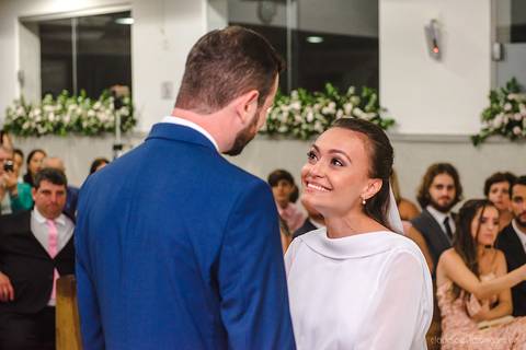 Lindo casamento realizado em petrópolis RJ no distrito de Nogueira por fotógrafos de casamento de vila velha fotógrafos de casamento de vitória espirito santo es com noivo noiva bride and groom , vestido e buquê e fotos de first look'