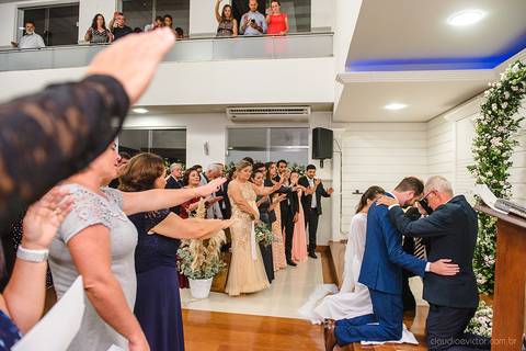 Lindo casamento realizado em petrópolis RJ no distrito de Nogueira por fotógrafos de casamento de vila velha fotógrafos de casamento de vitória espirito santo es com noivo noiva bride and groom , vestido e buquê e fotos de first look'