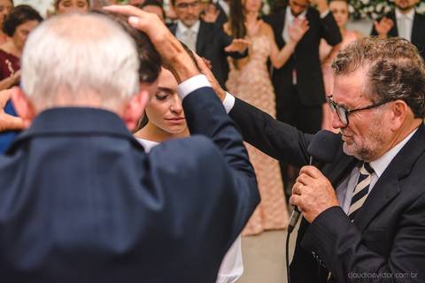 Lindo casamento realizado em petrópolis RJ no distrito de Nogueira por fotógrafos de casamento de vila velha fotógrafos de casamento de vitória espirito santo es com noivo noiva bride and groom , vestido e buquê e fotos de first look'