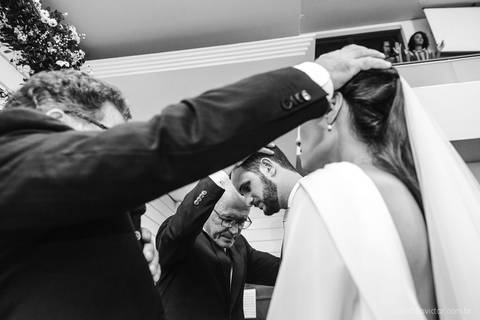 Lindo casamento realizado em petrópolis RJ no distrito de Nogueira por fotógrafos de casamento de vila velha fotógrafos de casamento de vitória espirito santo es com noivo noiva bride and groom , vestido e buquê e fotos de first look'