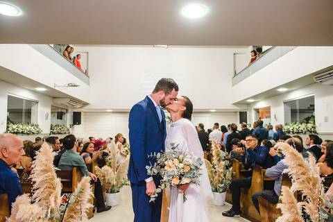Lindo casamento realizado em petrópolis RJ no distrito de Nogueira por fotógrafos de casamento de vila velha fotógrafos de casamento de vitória espirito santo es com noivo noiva bride and groom , vestido e buquê e fotos de first look'