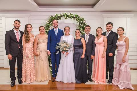 Lindo casamento realizado em petrópolis RJ no distrito de Nogueira por fotógrafos de casamento de vila velha fotógrafos de casamento de vitória espirito santo es com noivo noiva bride and groom , vestido e buquê e fotos de first look'