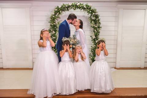 Lindo casamento realizado em petrópolis RJ no distrito de Nogueira por fotógrafos de casamento de vila velha fotógrafos de casamento de vitória espirito santo es com noivo noiva bride and groom , vestido e buquê e fotos de first look'