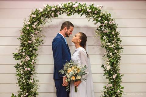 Lindo casamento realizado em petrópolis RJ no distrito de Nogueira por fotógrafos de casamento de vila velha fotógrafos de casamento de vitória espirito santo es com noivo noiva bride and groom , vestido e buquê e fotos de first look'