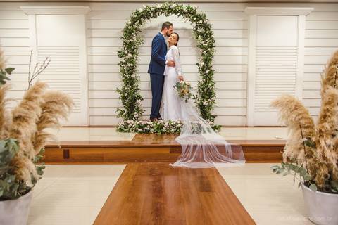 Lindo casamento realizado em petrópolis RJ no distrito de Nogueira por fotógrafos de casamento de vila velha fotógrafos de casamento de vitória espirito santo es com noivo noiva bride and groom , vestido e buquê e fotos de first look'