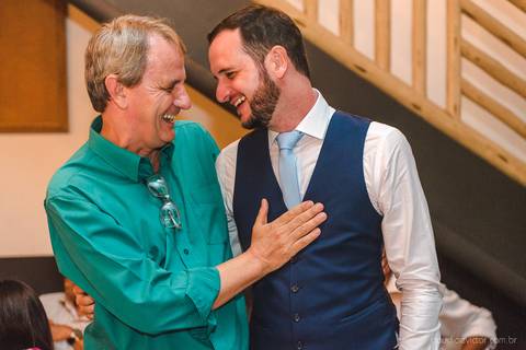 Lindo casamento realizado em petrópolis RJ no distrito de Nogueira por fotógrafos de casamento de vila velha fotógrafos de casamento de vitória espirito santo es com noivo noiva bride and groom , vestido e buquê e fotos de first look'