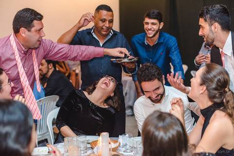 Lindo casamento realizado em petrópolis RJ no distrito de Nogueira por fotógrafos de casamento de vila velha fotógrafos de casamento de vitória espirito santo es com noivo noiva bride and groom , vestido e buquê e fotos de first look'