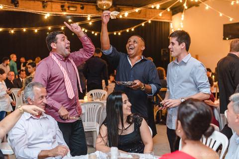 Lindo casamento realizado em petrópolis RJ no distrito de Nogueira por fotógrafos de casamento de vila velha fotógrafos de casamento de vitória espirito santo es com noivo noiva bride and groom , vestido e buquê e fotos de first look'