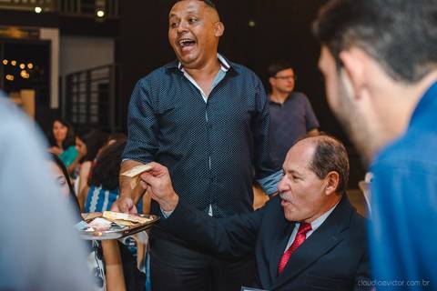 Lindo casamento realizado em petrópolis RJ no distrito de Nogueira por fotógrafos de casamento de vila velha fotógrafos de casamento de vitória espirito santo es com noivo noiva bride and groom , vestido e buquê e fotos de first look'