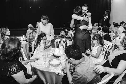 Lindo casamento realizado em petrópolis RJ no distrito de Nogueira por fotógrafos de casamento de vila velha fotógrafos de casamento de vitória espirito santo es com noivo noiva bride and groom , vestido e buquê e fotos de first look'