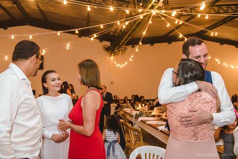 Lindo casamento realizado em petrópolis RJ no distrito de Nogueira por fotógrafos de casamento de vila velha fotógrafos de casamento de vitória espirito santo es com noivo noiva bride and groom , vestido e buquê e fotos de first look'