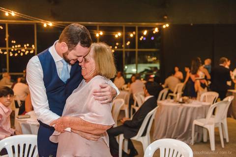 Lindo casamento realizado em petrópolis RJ no distrito de Nogueira por fotógrafos de casamento de vila velha fotógrafos de casamento de vitória espirito santo es com noivo noiva bride and groom , vestido e buquê e fotos de first look'