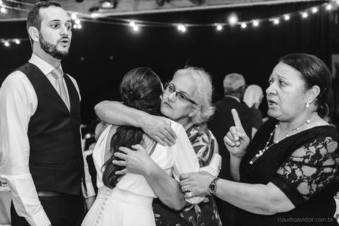 Lindo casamento realizado em petrópolis RJ no distrito de Nogueira por fotógrafos de casamento de vila velha fotógrafos de casamento de vitória espirito santo es com noivo noiva bride and groom , vestido e buquê e fotos de first look'