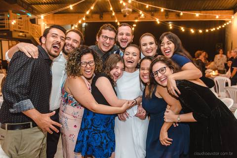 Lindo casamento realizado em petrópolis RJ no distrito de Nogueira por fotógrafos de casamento de vila velha fotógrafos de casamento de vitória espirito santo es com noivo noiva bride and groom , vestido e buquê e fotos de first look'