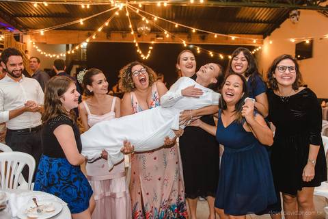 Lindo casamento realizado em petrópolis RJ no distrito de Nogueira por fotógrafos de casamento de vila velha fotógrafos de casamento de vitória espirito santo es com noivo noiva bride and groom , vestido e buquê e fotos de first look'