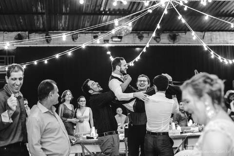 Lindo casamento realizado em petrópolis RJ no distrito de Nogueira por fotógrafos de casamento de vila velha fotógrafos de casamento de vitória espirito santo es com noivo noiva bride and groom , vestido e buquê e fotos de first look'