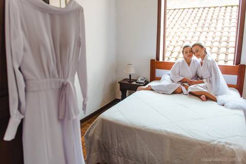 Lindo casamento realizado em petrópolis RJ no distrito de Nogueira por fotógrafos de casamento de vila velha fotógrafos de casamento de vitória espirito santo es com noivo noiva bride and groom , vestido e buquê e fotos de first look'