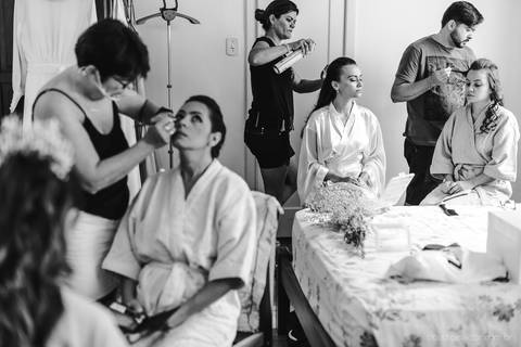 Lindo casamento realizado em petrópolis RJ no distrito de Nogueira por fotógrafos de casamento de vila velha fotógrafos de casamento de vitória espirito santo es com noivo noiva bride and groom , vestido e buquê e fotos de first look'