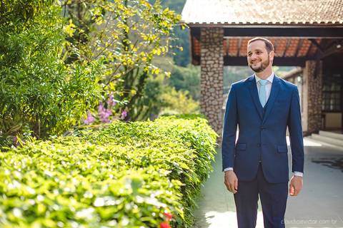 Lindo casamento realizado em petrópolis RJ no distrito de Nogueira por fotógrafos de casamento de vila velha fotógrafos de casamento de vitória espirito santo es com noivo noiva bride and groom , vestido e buquê e fotos de first look'
