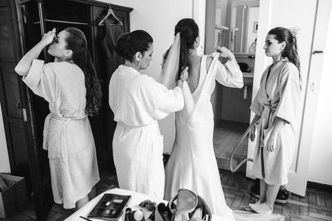 Lindo casamento realizado em petrópolis RJ no distrito de Nogueira por fotógrafos de casamento de vila velha fotógrafos de casamento de vitória espirito santo es com noivo noiva bride and groom , vestido e buquê e fotos de first look'