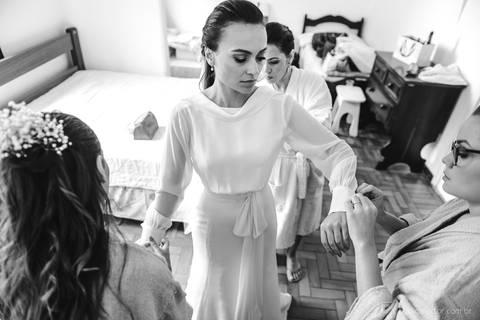 Lindo casamento realizado em petrópolis RJ no distrito de Nogueira por fotógrafos de casamento de vila velha fotógrafos de casamento de vitória espirito santo es com noivo noiva bride and groom , vestido e buquê e fotos de first look'