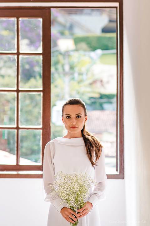 Lindo casamento realizado em petrópolis RJ no distrito de Nogueira por fotógrafos de casamento de vila velha fotógrafos de casamento de vitória espirito santo es com noivo noiva bride and groom , vestido e buquê e fotos de first look'