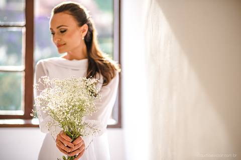 Lindo casamento realizado em petrópolis RJ no distrito de Nogueira por fotógrafos de casamento de vila velha fotógrafos de casamento de vitória espirito santo es com noivo noiva bride and groom , vestido e buquê e fotos de first look'