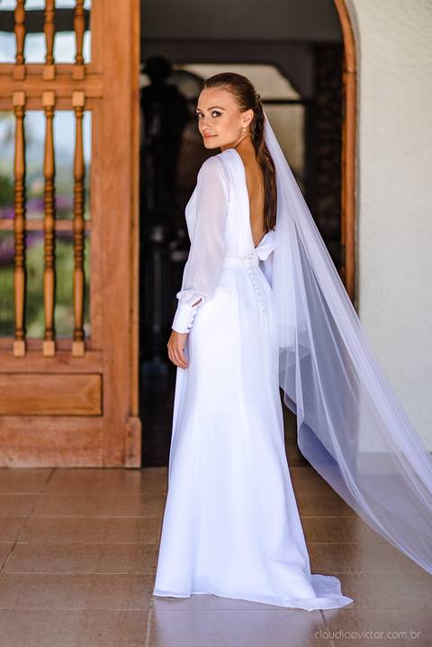 Lindo casamento realizado em petrópolis RJ no distrito de Nogueira por fotógrafos de casamento de vila velha fotógrafos de casamento de vitória espirito santo es com noivo noiva bride and groom , vestido e buquê e fotos de first look'