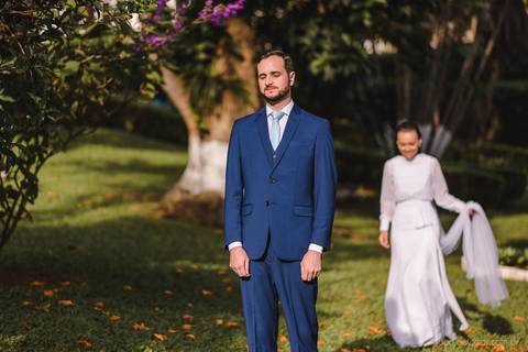 Lindo casamento realizado em petrópolis RJ no distrito de Nogueira por fotógrafos de casamento de vila velha fotógrafos de casamento de vitória espirito santo es com noivo noiva bride and groom , vestido e buquê e fotos de first look'