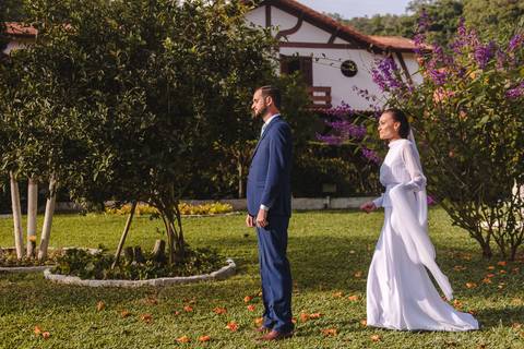 Lindo casamento realizado em petrópolis RJ no distrito de Nogueira por fotógrafos de casamento de vila velha fotógrafos de casamento de vitória espirito santo es com noivo noiva bride and groom , vestido e buquê e fotos de first look'