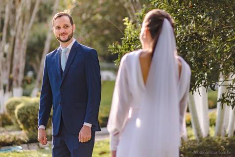 Lindo casamento realizado em petrópolis RJ no distrito de Nogueira por fotógrafos de casamento de vila velha fotógrafos de casamento de vitória espirito santo es com noivo noiva bride and groom , vestido e buquê e fotos de first look'
