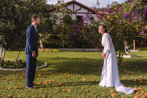 Lindo casamento realizado em petrópolis RJ no distrito de Nogueira por fotógrafos de casamento de vila velha fotógrafos de casamento de vitória espirito santo es com noivo noiva bride and groom , vestido e buquê e fotos de first look'