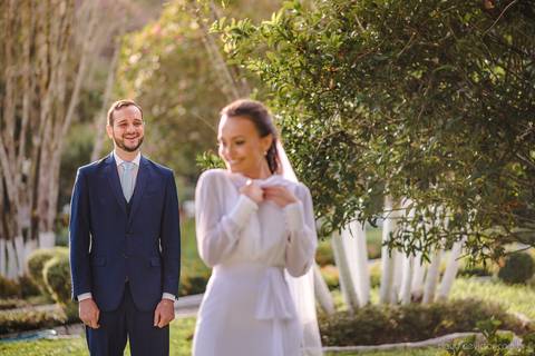 Lindo casamento realizado em petrópolis RJ no distrito de Nogueira por fotógrafos de casamento de vila velha fotógrafos de casamento de vitória espirito santo es com noivo noiva bride and groom , vestido e buquê e fotos de first look'