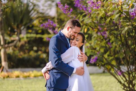 Lindo casamento realizado em petrópolis RJ no distrito de Nogueira por fotógrafos de casamento de vila velha fotógrafos de casamento de vitória espirito santo es com noivo noiva bride and groom , vestido e buquê e fotos de first look'