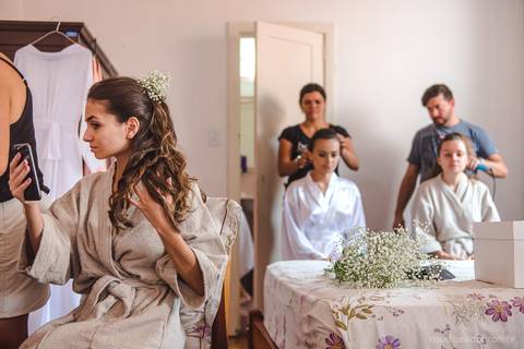Lindo casamento realizado em petrópolis RJ no distrito de Nogueira por fotógrafos de casamento de vila velha fotógrafos de casamento de vitória espirito santo es com noivo noiva bride and groom , vestido e buquê e fotos de first look'