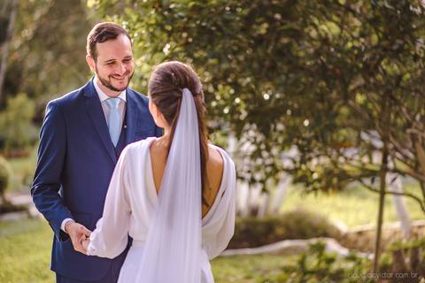 Lindo casamento realizado em petrópolis RJ no distrito de Nogueira por fotógrafos de casamento de vila velha fotógrafos de casamento de vitória espirito santo es com noivo noiva bride and groom , vestido e buquê e fotos de first look'