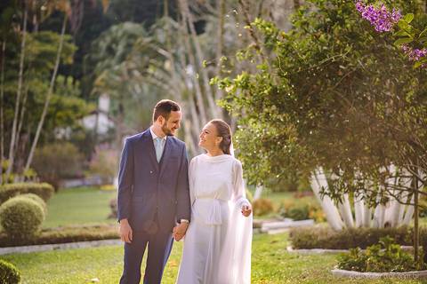 Lindo casamento realizado em petrópolis RJ no distrito de Nogueira por fotógrafos de casamento de vila velha fotógrafos de casamento de vitória espirito santo es com noivo noiva bride and groom , vestido e buquê e fotos de first look'