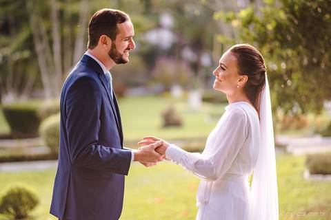 Lindo casamento realizado em petrópolis RJ no distrito de Nogueira por fotógrafos de casamento de vila velha fotógrafos de casamento de vitória espirito santo es com noivo noiva bride and groom , vestido e buquê e fotos de first look'