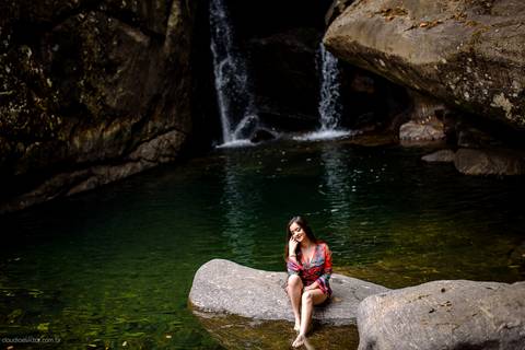 Ensaio fotografico feminino realizado em alto caparaó por fotógrafos de casamento em Vila Velha fotógrafos de casamento em Vitória fotógrafos de casamento em Serra Espirito Santo. Um lindo book de 15 anos com a menina em meio a cachoeira feliz e sorrindo.'