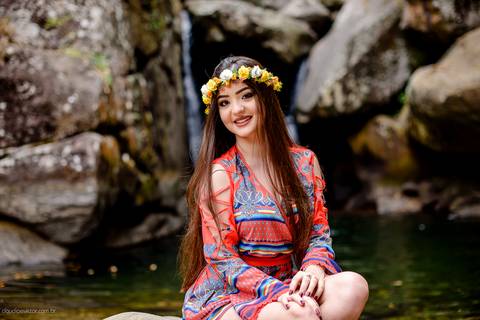Ensaio fotografico feminino realizado em alto caparaó por fotógrafos de casamento em Vila Velha fotógrafos de casamento em Vitória fotógrafos de casamento em Serra Espirito Santo. Um lindo book de 15 anos com a menina em meio a cachoeira feliz e sorrindo.'