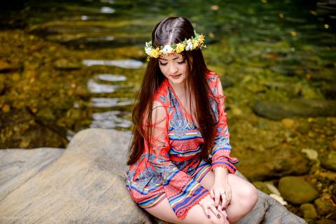 Ensaio fotografico feminino realizado em alto caparaó por fotógrafos de casamento em Vila Velha fotógrafos de casamento em Vitória fotógrafos de casamento em Serra Espirito Santo. Um lindo book de 15 anos com a menina em meio a cachoeira feliz e sorrindo.'