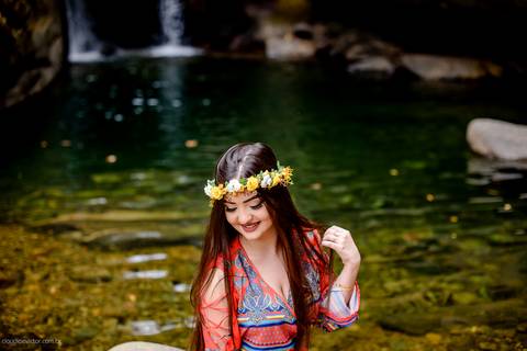 Ensaio fotografico feminino realizado em alto caparaó por fotógrafos de casamento em Vila Velha fotógrafos de casamento em Vitória fotógrafos de casamento em Serra Espirito Santo. Um lindo book de 15 anos com a menina em meio a cachoeira feliz e sorrindo.'