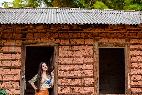 Ensaio fotografico feminino realizado em alto caparaó por fotógrafos de casamento em Vila Velha fotógrafos de casamento em Vitória fotógrafos de casamento em Serra Espirito Santo. Um lindo book de 15 anos com a menina em meio a cachoeira feliz e sorrindo.'