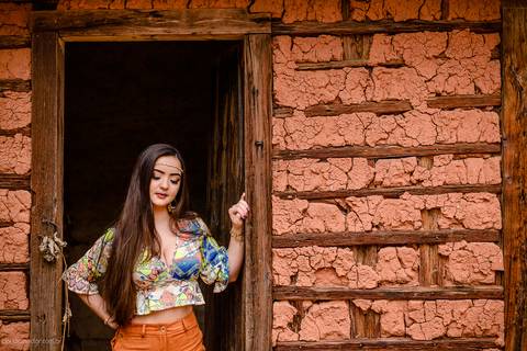Ensaio fotografico feminino realizado em alto caparaó por fotógrafos de casamento em Vila Velha fotógrafos de casamento em Vitória fotógrafos de casamento em Serra Espirito Santo. Um lindo book de 15 anos com a menina em meio a cachoeira feliz e sorrindo.'